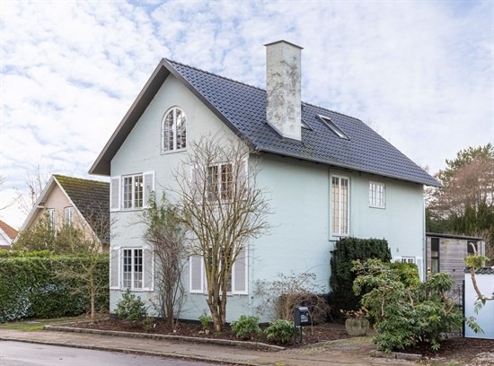 Rosenstandsvej 13 og 2 andre boliger er kommet til salg denne uge i Charlottenlund - se boligerne her.