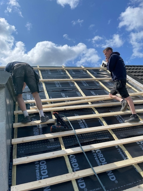 A&C Byg inspirerer med igangværende tagrenovering for tilfreds kunde