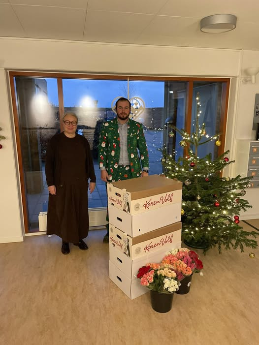 REMA 1000 Ringsted spreder julehygge på Knud Lavard Centeret med småkager og blomster
