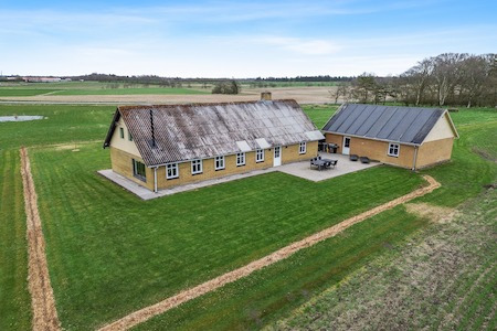 Moderniseret ejendom i naturskønne Flauenskjold tilbyder bæredygtig opvarmning og rummelig garage