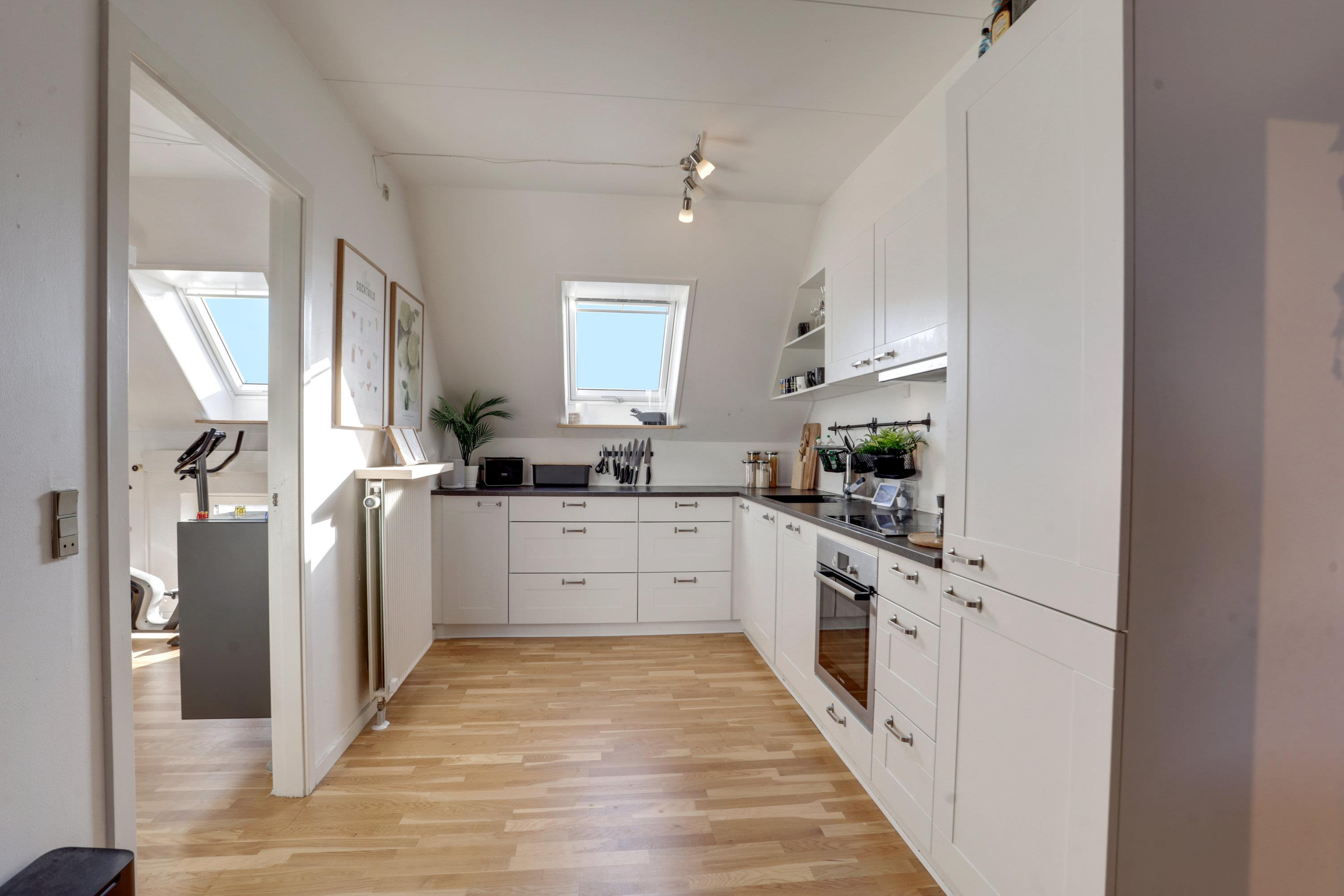 Velholdt treværelses lejlighed i sund forening i Øgadekvarteret