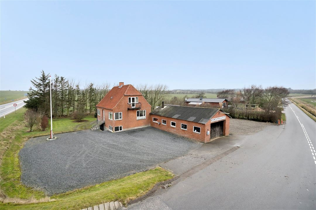 Til salg hos EDC Ejen­doms­grup­pen  Struer : Villa med stort værksted!