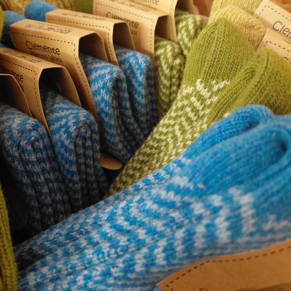 Rishøjgård Gårdbutik og Jordbrug pakker uldsokker i merino- og alpaka uld ud