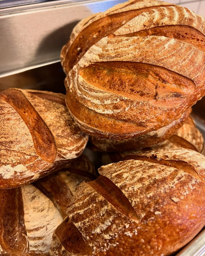 Café Bryggen serverer hjemmelavet surdejsbrød til brunch og salater