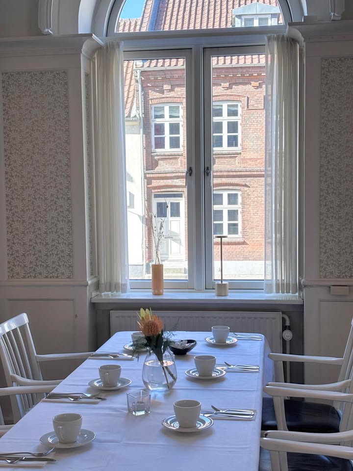 Frændes Madværk præsenterer ny tjener med smuk forårsopdækning