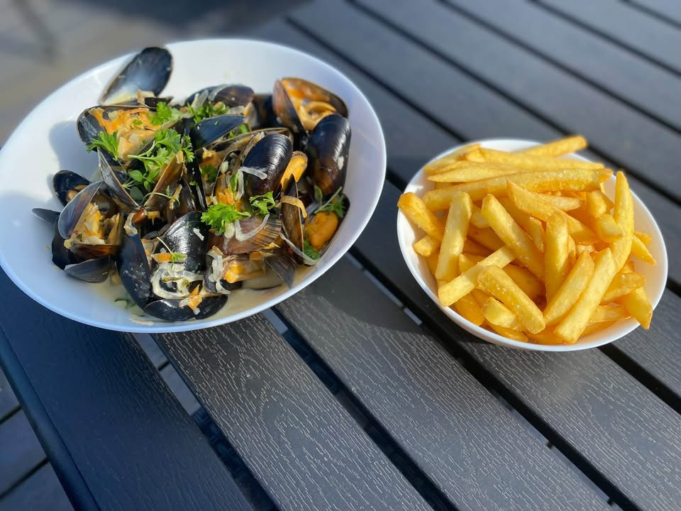 Havnens Fisk Øster Hurup laver sidste omgang moules frites for i år