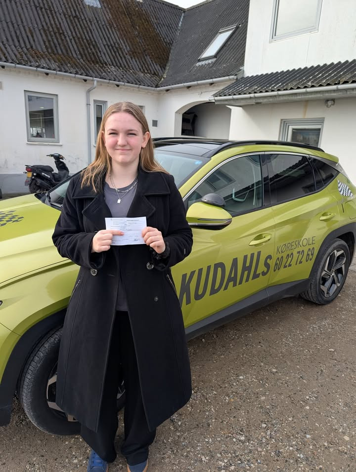 Kudahls Køreskole fejrer Stines nye kørekort og fødselsdag