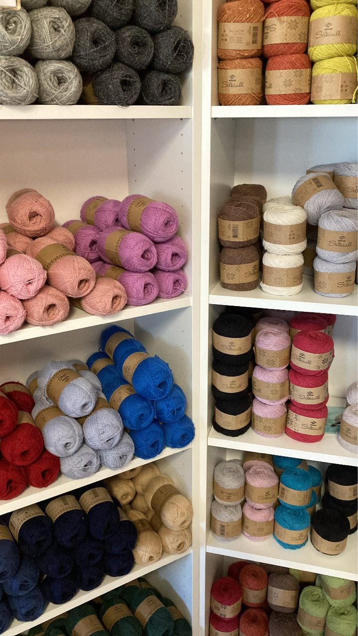 Holmberg Handel ApS starter sommerudsalg med 25% på garn fra Navia og Lana Grossa