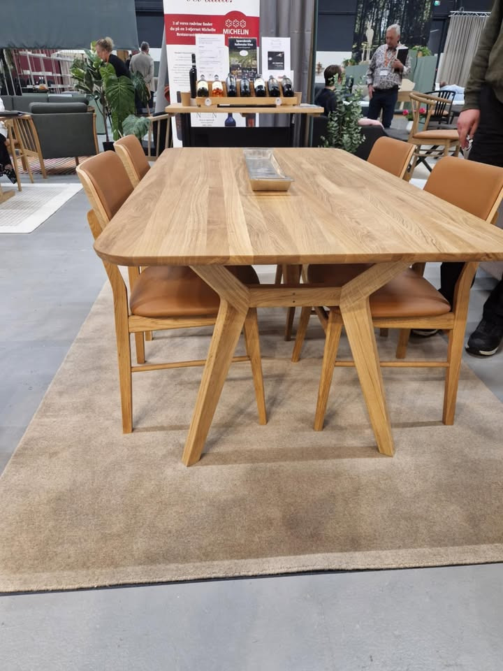 Hovelind Møbler annoncerer nye spiseborde og stole i massivt egetræ