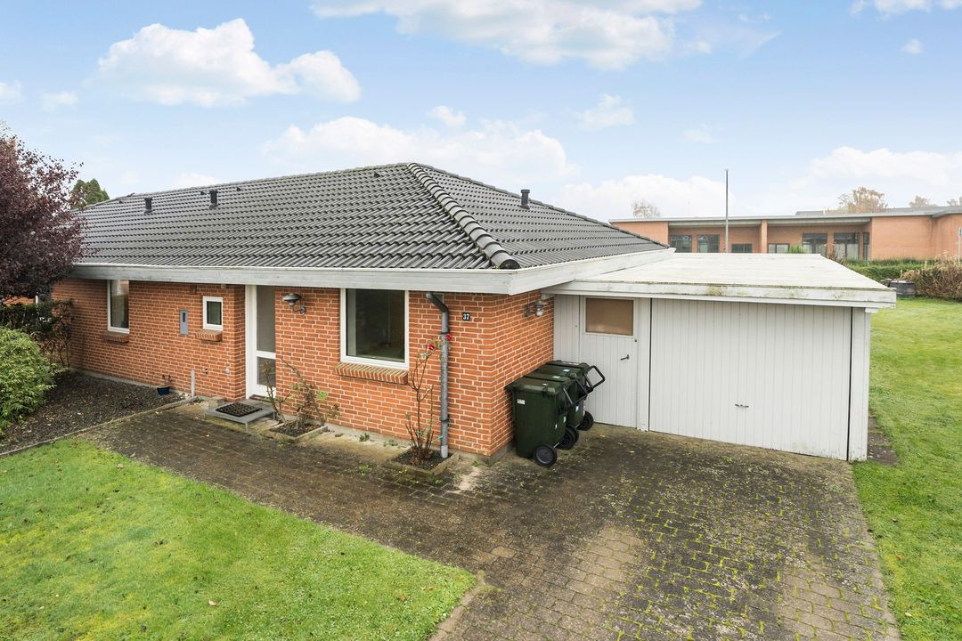 EDC Mæglerne Hedensted tilbyder velholdt dobbelthus centralt i Løsning