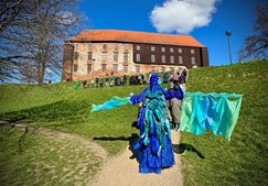 Koldings teaterfestival tiltrækker tusindvis med gratis forestillinger og globalt samarbejde