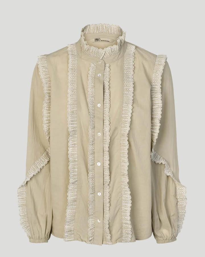 Lux By Jakobsen fremhæver uundværlig bluse fra PBO til sommeren