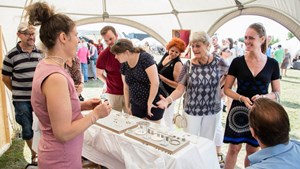 Oplev kunst og design på Ovnhus kunsthåndværkermarked