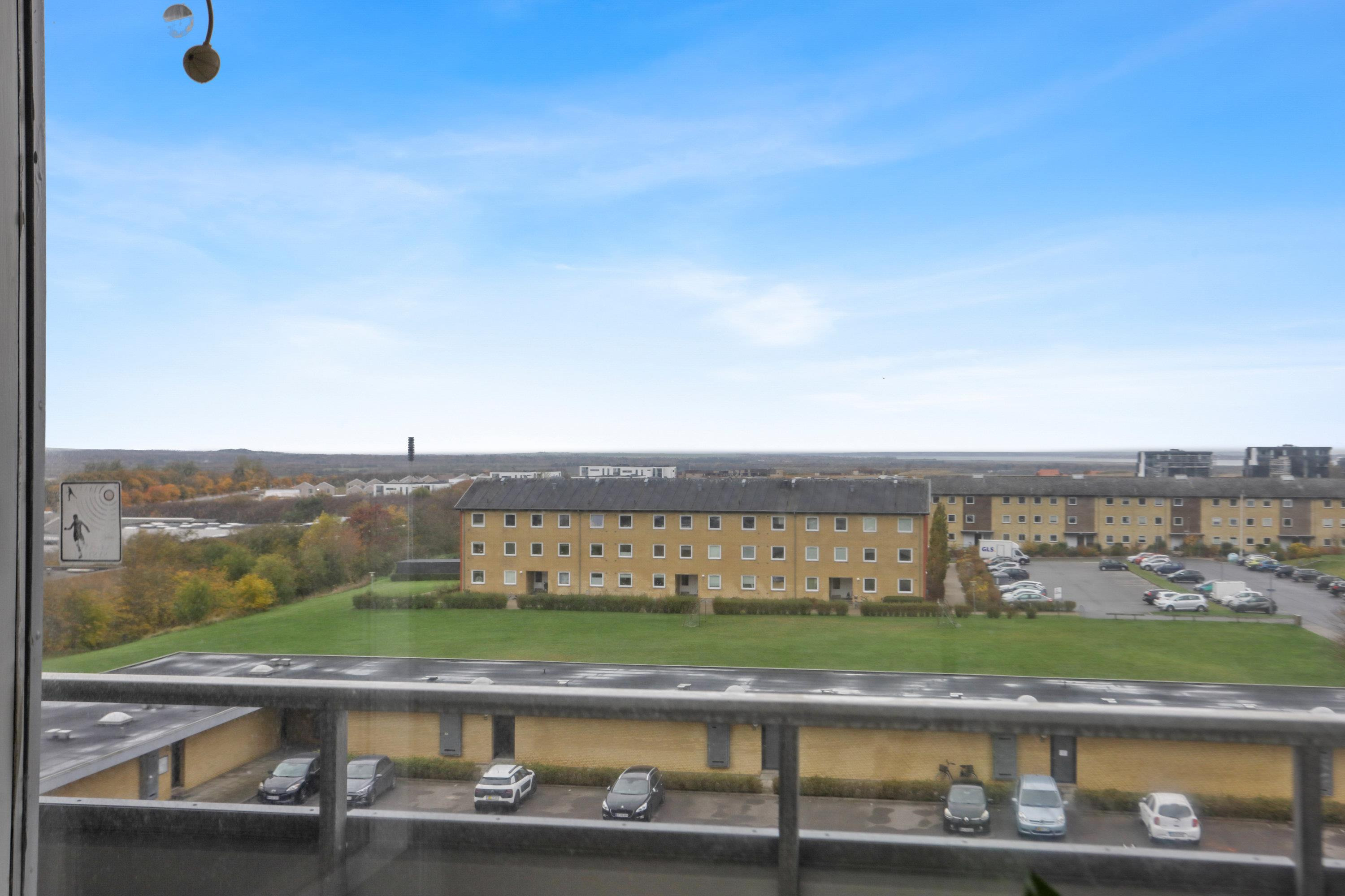 1-værelses lejlighed med stor altan og udsigt mod fjorden