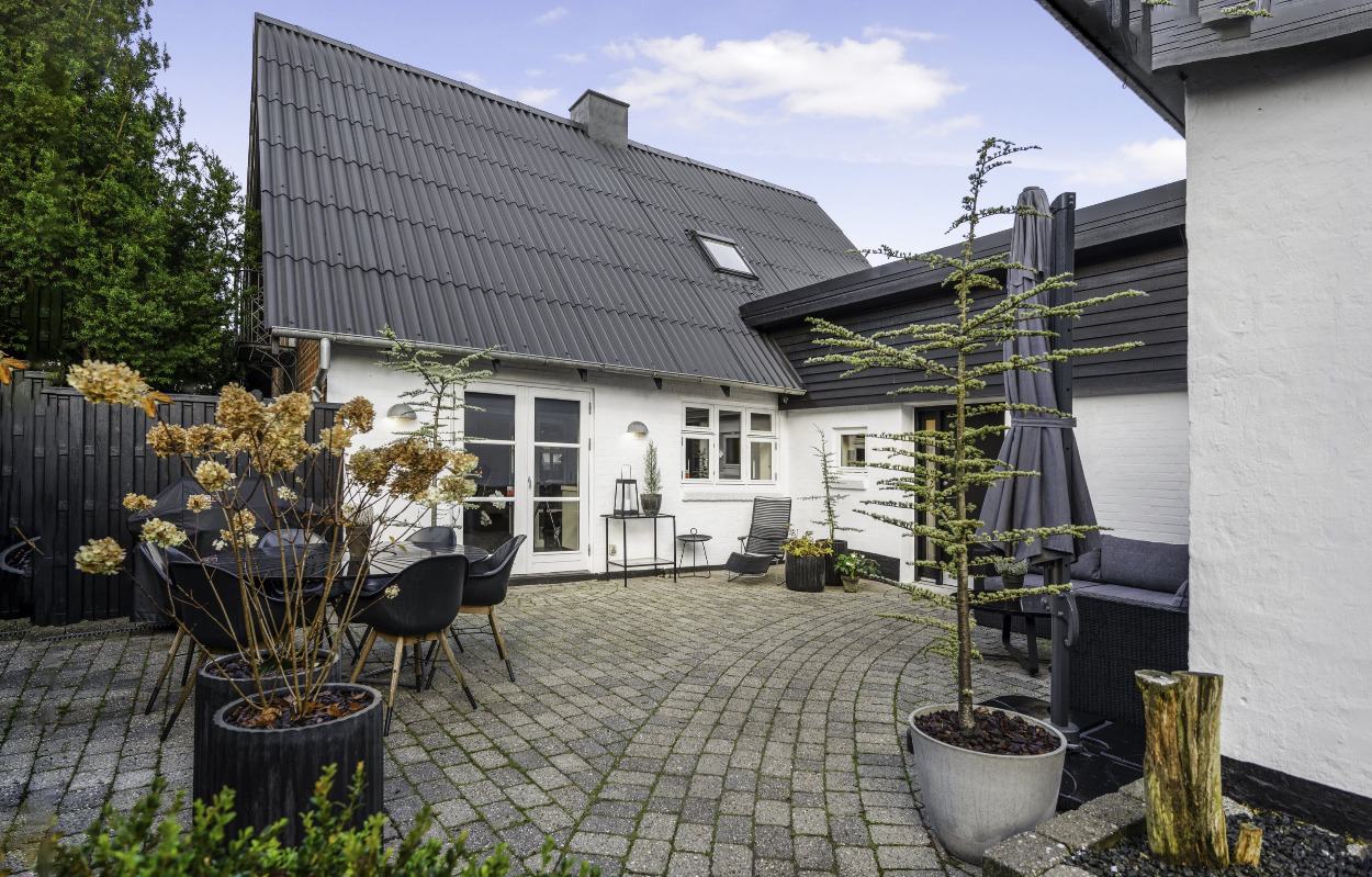 Tilbagetrukket og charmerende murermestervilla med fantastisk baghave