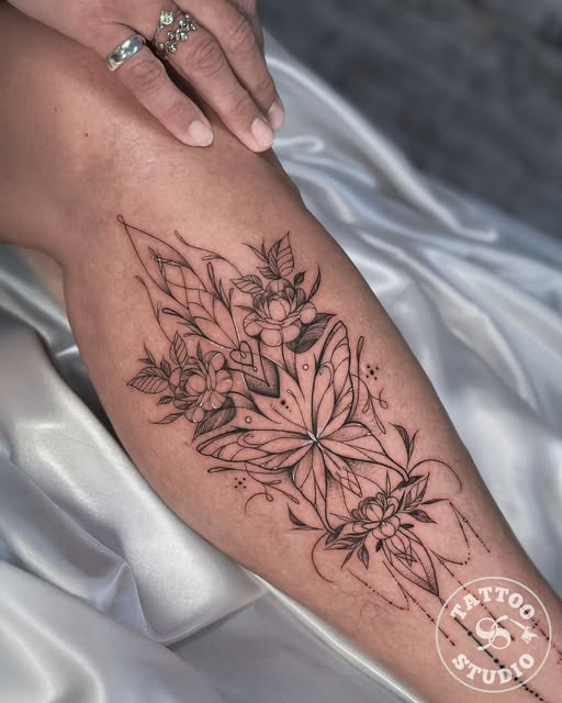 Tattoo Studio 96 deler Inna-tattoo med fine linjer, blomster og sommerfugl