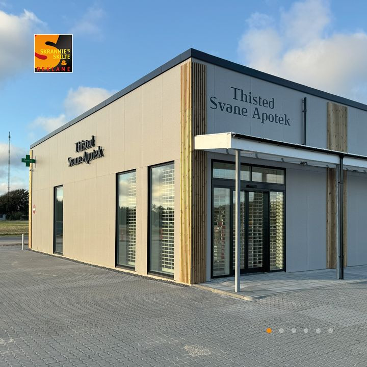 Skrannies Skilte & Reklame ApS giver Svane Apoteket et nyt look med LED-bogstaver og klassisk facadepynt