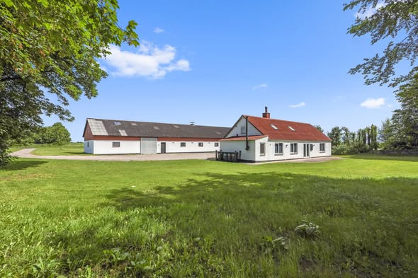 Mæglerhuset deler charmerende landejendom i naturskønne Overlade