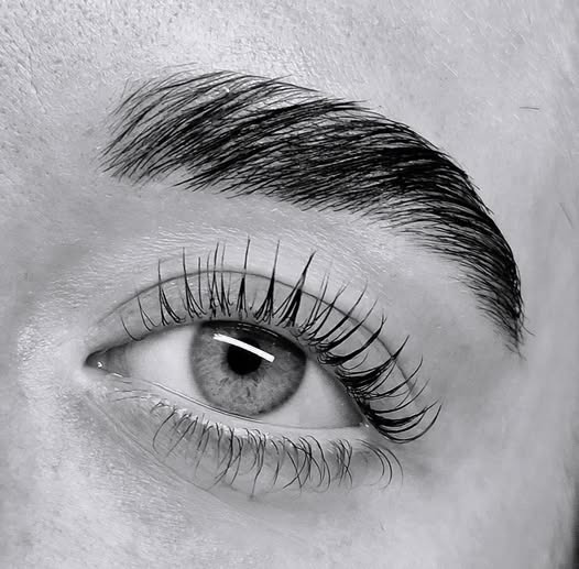 Bangs Beauty fremhæver din naturlige skønhed med lashlift og browlamination-pakke