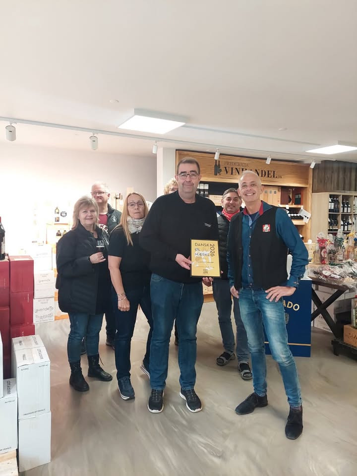 Fredericia Vinhandel modtager Dansk Ølmærke 2026 efter besøg af Danske Ølentusiaster
