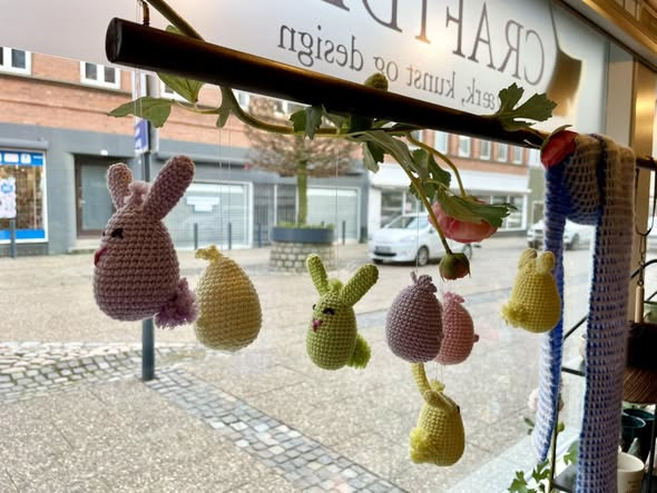 Craftdesign præsenterer håndlavet påskepynt og krammedyr til lommen