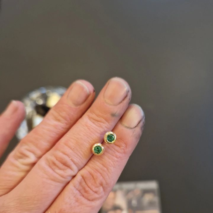 Guldsmed Ø præsenterer klassiske ørestikker med diamanter og smaragder fra 8000 kr.