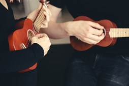 Få hjælp til teknologi og lær at spille ukulele på Herlev Bibliotek