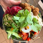 Falaffelsalat nu på menuen hos Café Bryggen