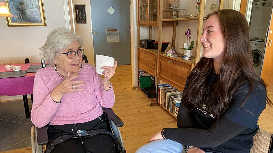 16-årige Rosa spreder glæde på plejecentret