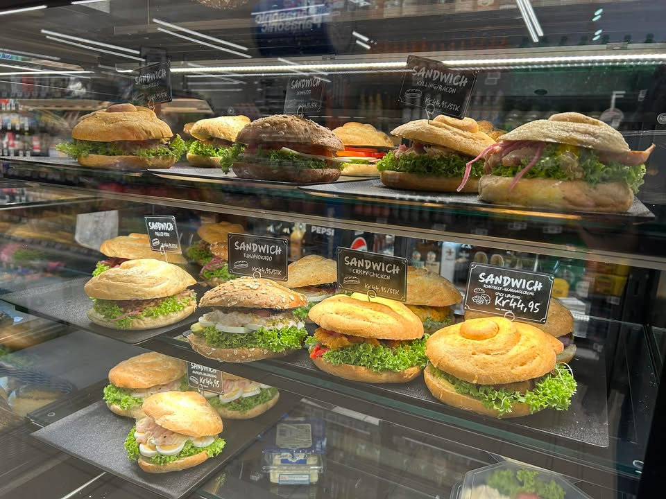 Katrine er tilbage hos MIN KØBMAND I ASP med frisksmurte sandwich