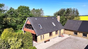 Ejendomsmæglerne Hansen & Thoft præsenterer rummelig villa i naturskønne Gunderup