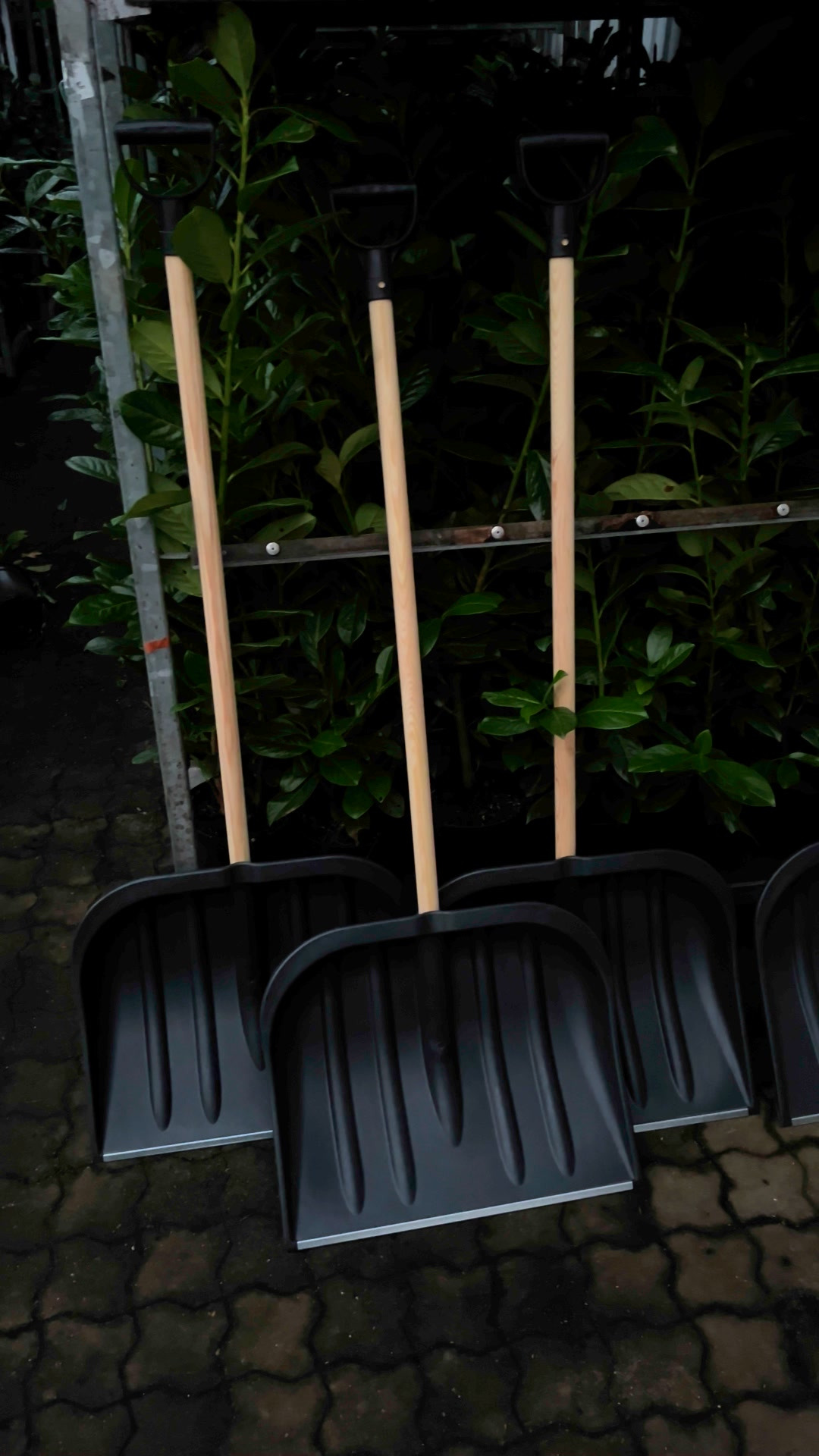 Midtjysk blomstermarked sælger sneskovle til vinterklar pris