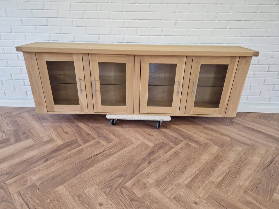 HOVELIND MØBLER tilbyder brugt Provence overdel i egetræ til salg