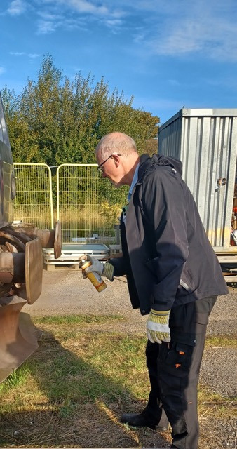 Scandia Ekspressen modtager 6 flasker PAVA spray fra PAVA Centret i Farsø
