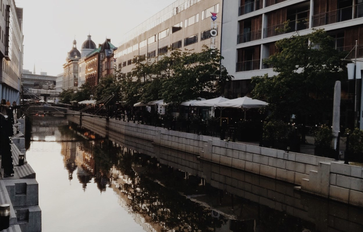Butiks- og caféindbrud i Aarhus - to personer anholdt