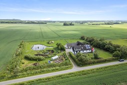 Til salg hos Mæglerhuset: Naturskøn perle med gode udhuse