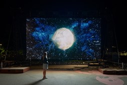 Stor legende og audiovisuel kunst er i Randers for en dag