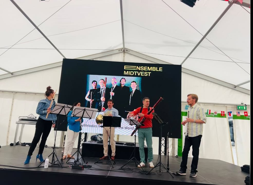 Oplev verdensmusik med Ensemble MidtVests blæsere på Torvet i Herning under Ishockey-VM