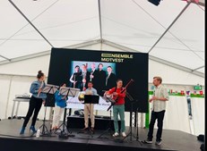 Oplev verdensmusik med Ensemble MidtVests blæsere på Torvet i Herning under Ishockey-VM