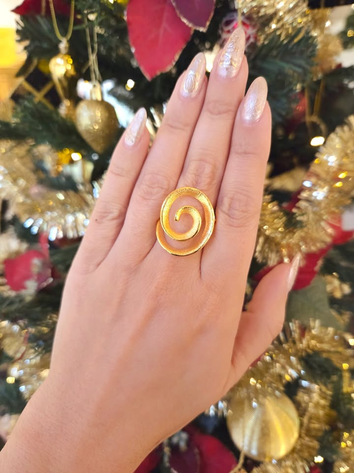 Smykkedesigner Helga Winther præsenterer julegaveidéer fra Blicher Fuglsang