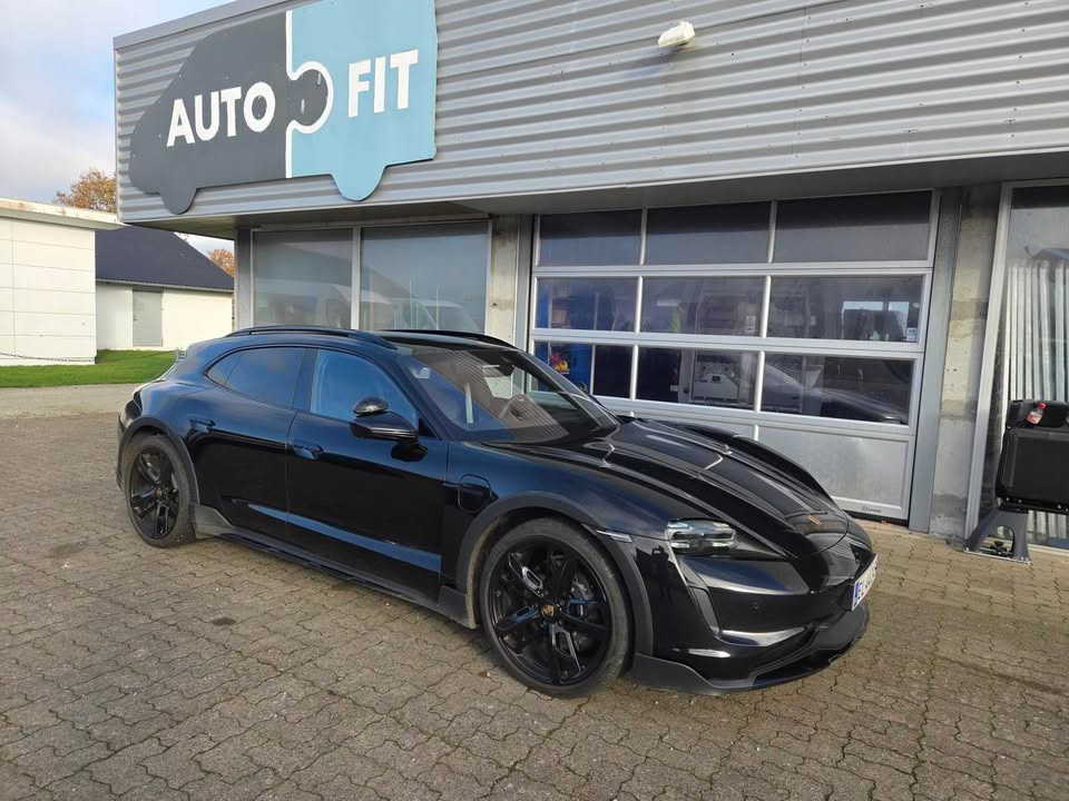 AutoFit A/S monterer skolevognspedaler i Porsche elbiler for optimal k&#xF8;regl&#xE6;de og sikkerhed