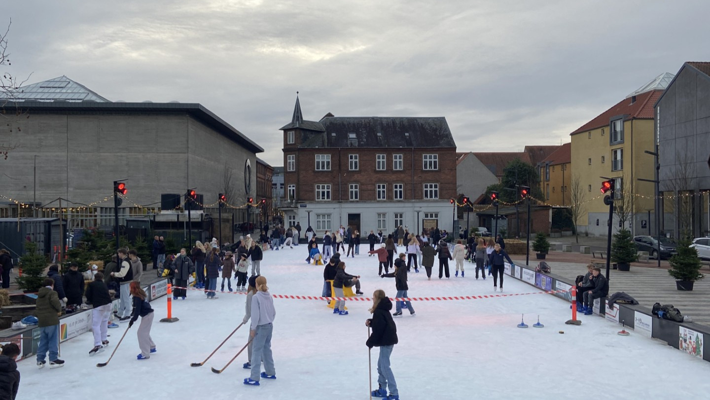 Skøjt dig gennem julen: Skøjtebanen i Randers holder åbent alle dage i julen