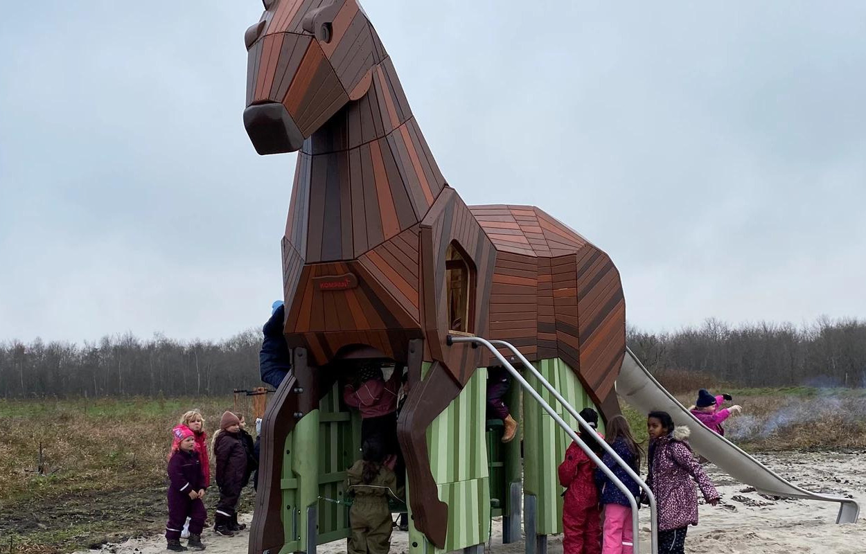 Hyp hyp, hurra! Ny legeplads indviet i VM-skoven