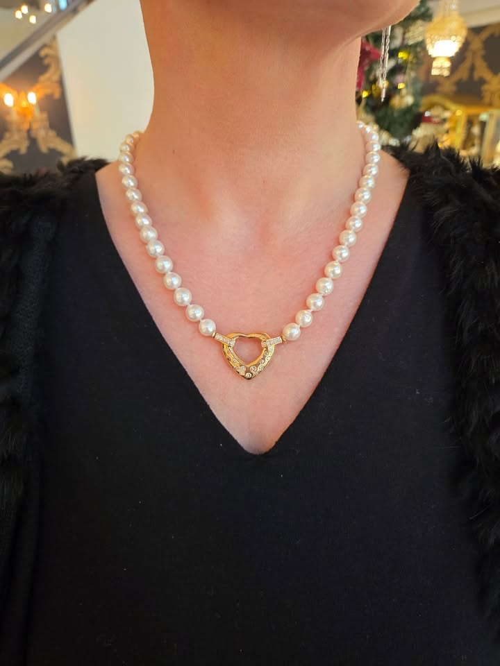 Smykkedesigner Helga Winther præsenterer unikke perlekæder til årets julegave