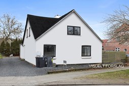 Mæglerhuset fremhæver rummelig villa centralt i Langholt
