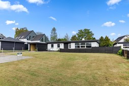 Indbydende og nyrenoveret etplansvilla til salg på rolig vej i Haldbjerg, Frederikshavn