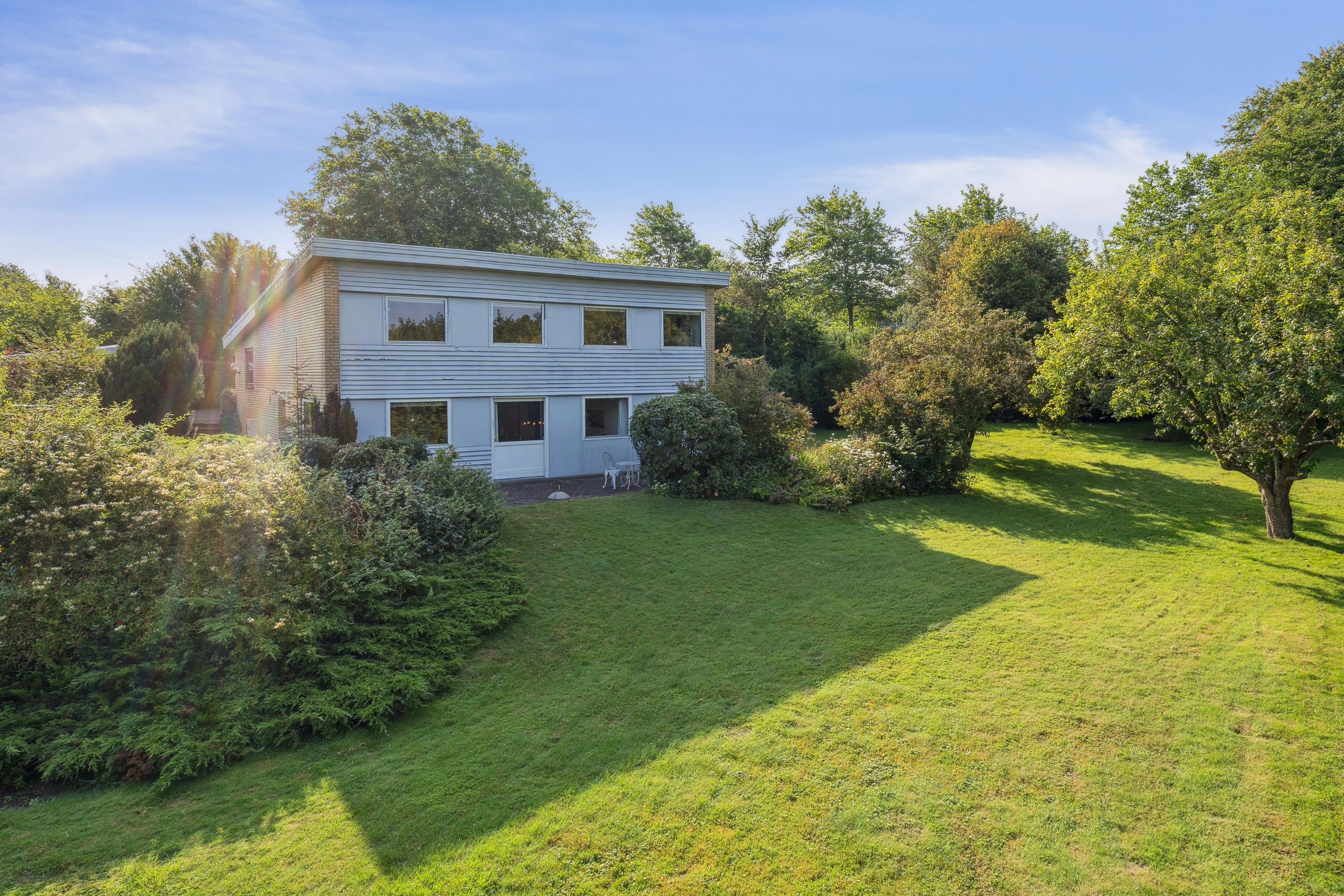 Stor, spændende ejendom med høj beliggenhed i Mogenstrup