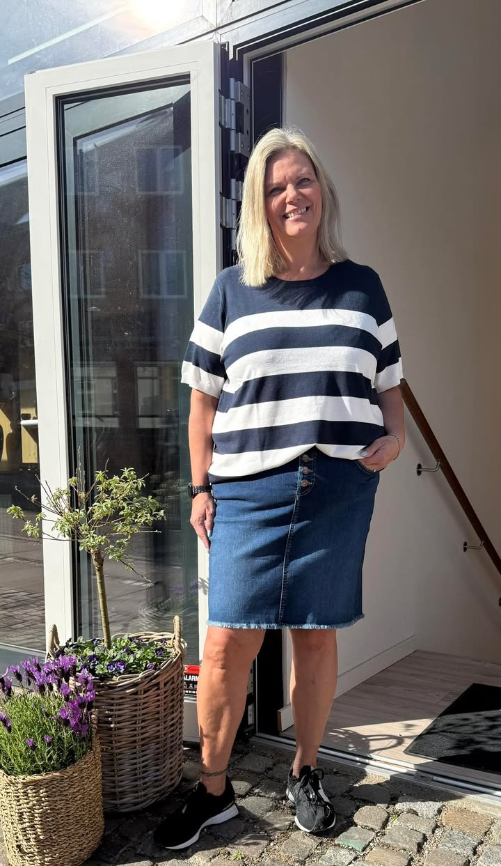 Only Curves præsenterer nyt forårssæt med strik og denim nederdel