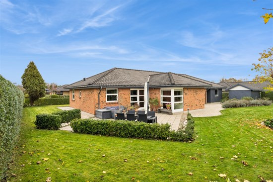 Rosenvænget 15 og 1 anden boliger er kommet til salg denne uge i Juelsminde - se boligerne her.