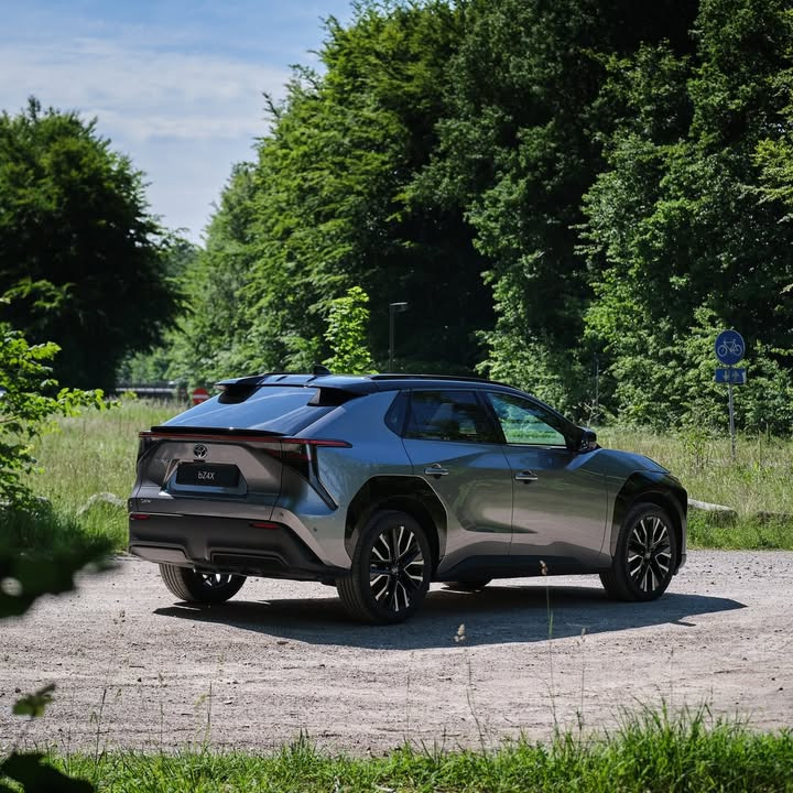 Toyota bZ4X fortsætter som Danmarks mest populære elbil for tredje måned i træk, melder MTH Biler